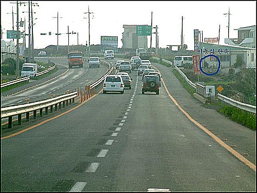 제주 하귀리 도로. 이 부근에서 4차선 도로의 제한속도가 갑자기 50km/h로 떨어져 운전자들을 혼란케 하고 있다. 